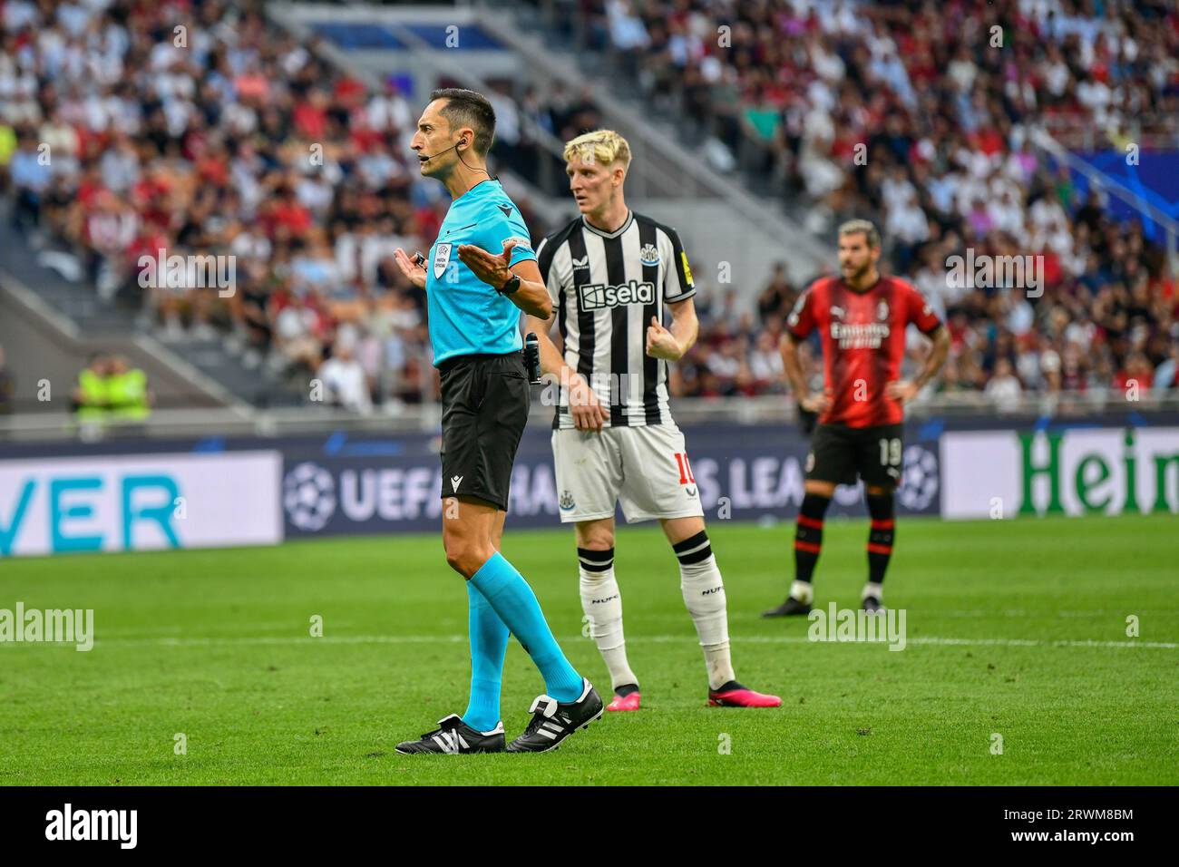 Milano, Italia. 19 settembre 2023. L'arbitro Jose Sanchez visto durante la partita di UEFA Champions League tra il Milan e il Newcastle United a San Siro a Milano. (Foto: Gonzales Photo - Tommaso Fimiano). Foto Stock