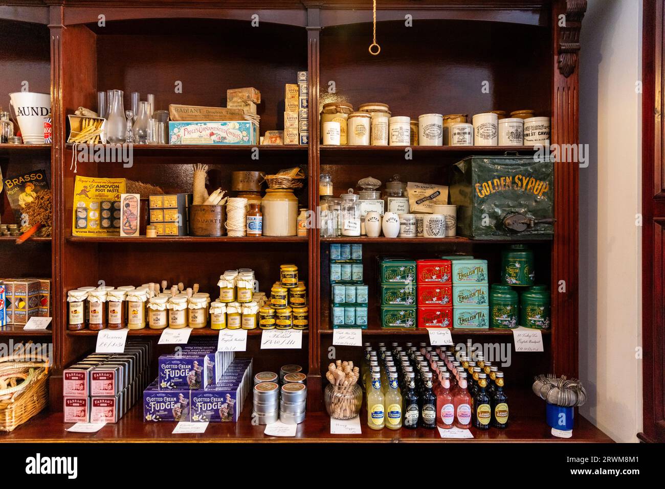 Interno di un negozio di dolci anni '1800 a Blists Hill Victorian Town, Telford, Inghilterra. Foto Stock