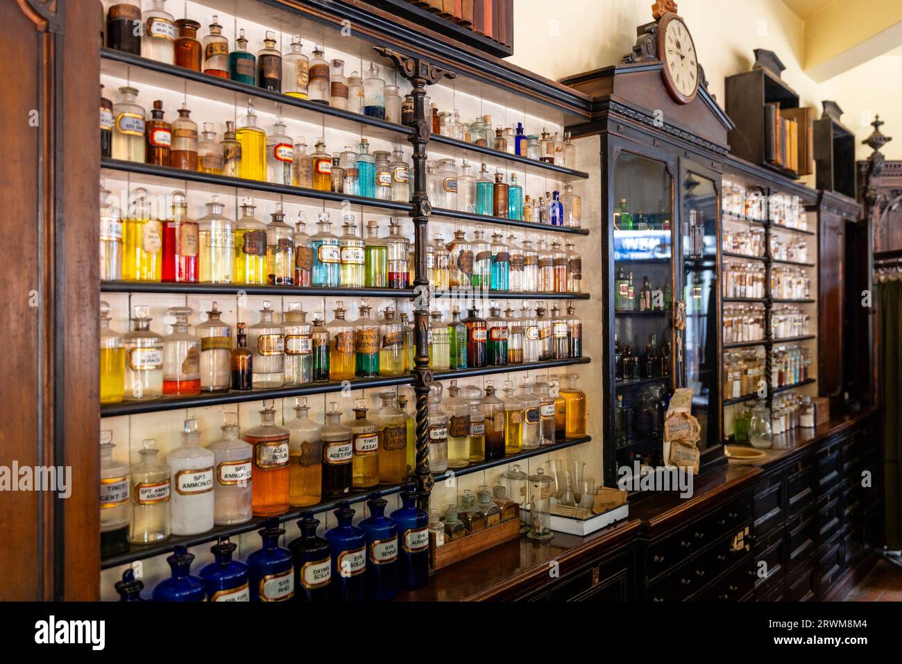 All'interno di un negozio di farmacia del 1800 a Blists Hill Victorian Town, Telford, Inghilterra. Foto Stock