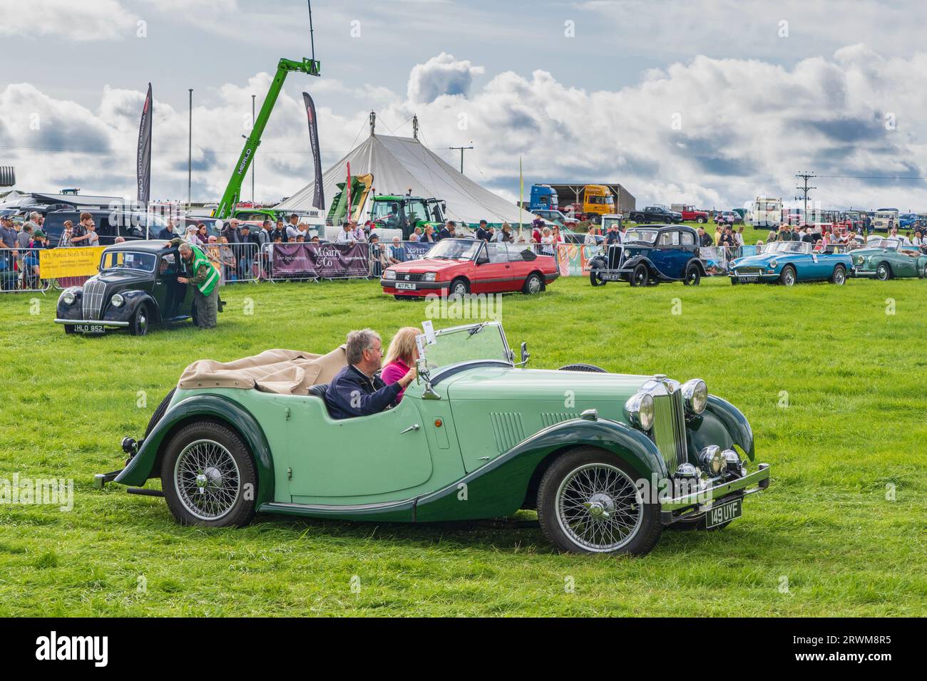 Sfilata di auto d'epoca al Leyburn Show, Wensleydale, North yorkshire Foto Stock
