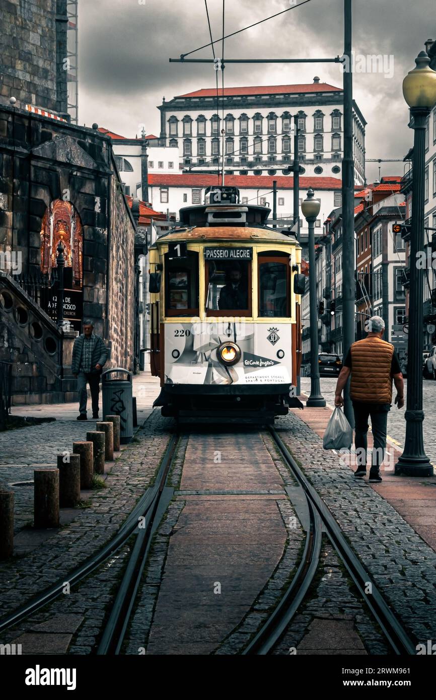 Tram d'epoca su rotaie in città a Porto Portogallo Foto Stock