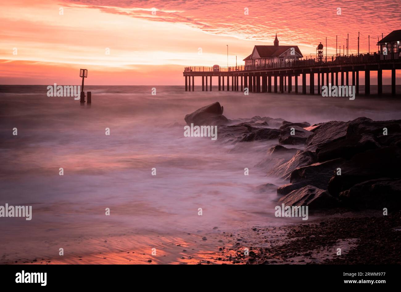 Southwold Pier in una straordinaria alba d'inverno Foto Stock