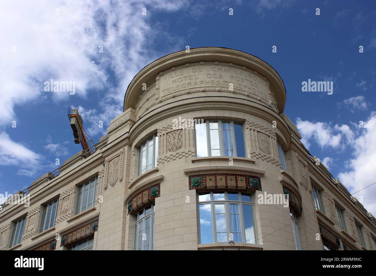 Vista dell'ex edificio postale del XIX secolo per la città di Châteauroux, situata nella Francia centrale rurale. Foto Stock