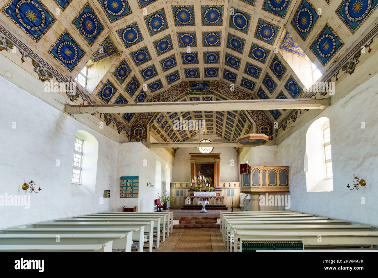 Benz, Germania - 14 aprile 2014: Famosa chiesa di un piccolo villaggio a Benz, Germania. La chiesa era un soggetto di pittura preferito per Lionel Feininger. Vernice Foto Stock