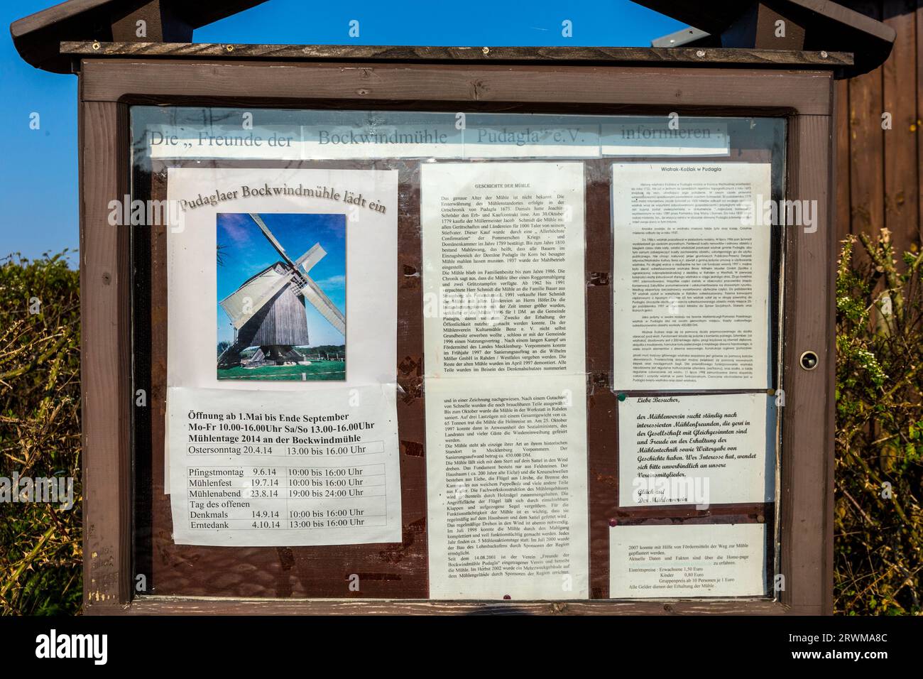 Pudalga, Germania - 19 aprile 2014: Spiegazione del mulino eolico della costa baltica di Pudalga in un cartello informativo in inglese e polacco. Foto Stock