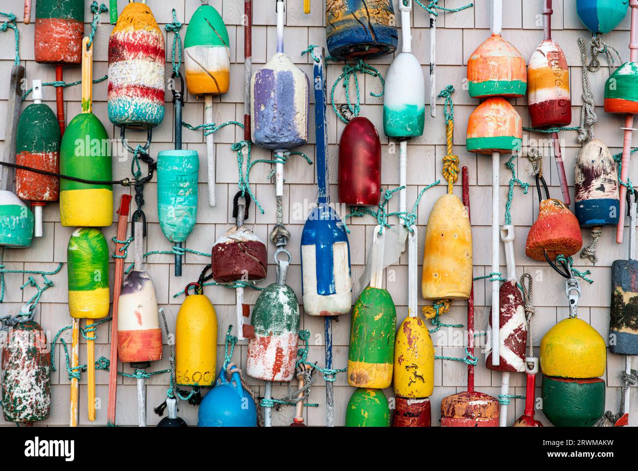 Colorato bouy su capanna rustica. Foto Stock