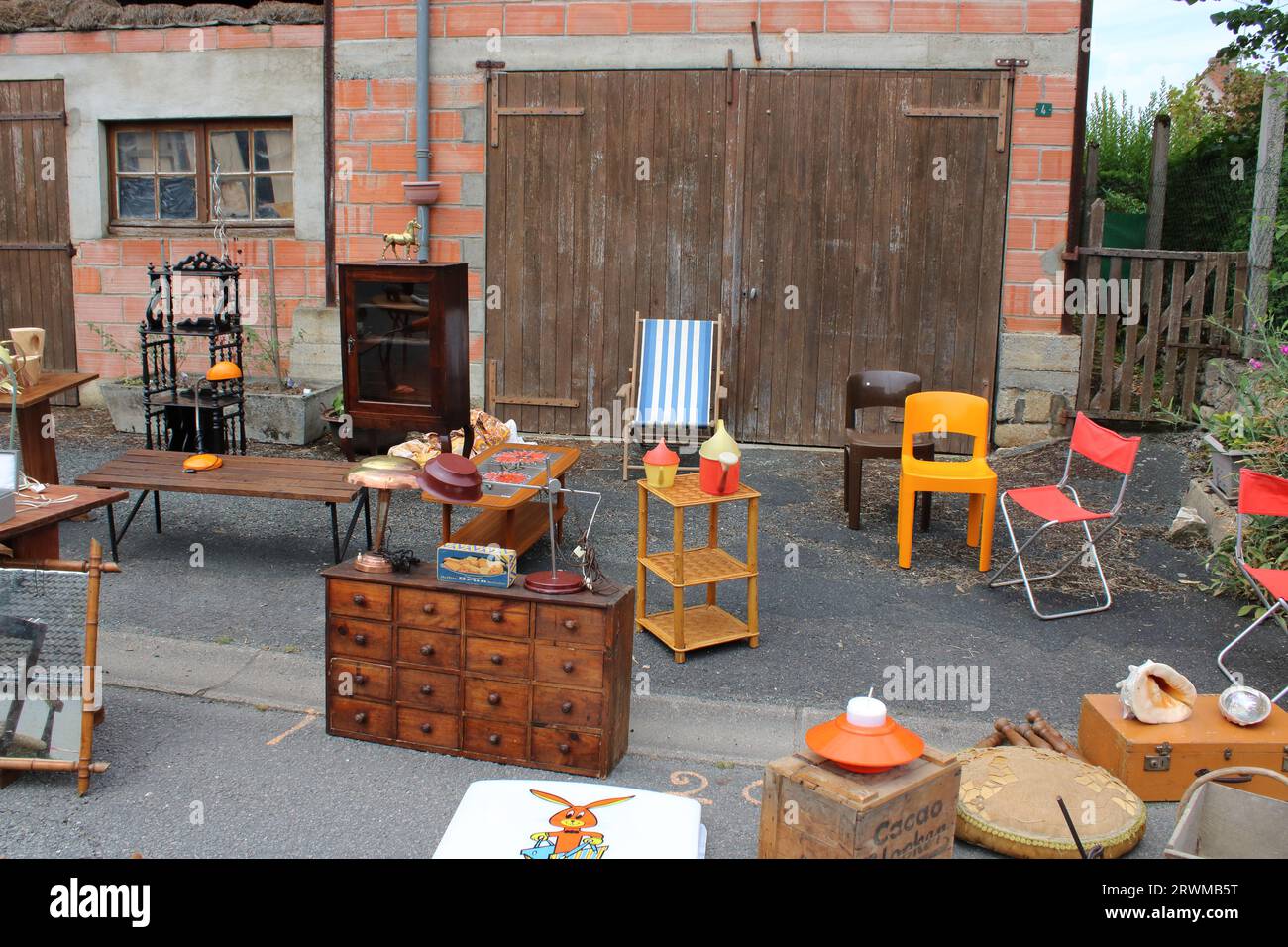 Vista di oggetti in un tipico brocante estivo francese qui situato a Chéniers nel dipartimento Creuse della Francia rurale centrale. Foto Stock