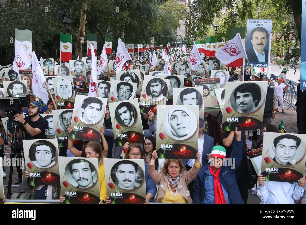 New York, Stati Uniti. 19 settembre 2023. Diversi ritratti delle vittime della rivolta iraniana sono stati visti durante la manifestazione contro il regime iraniano a New York. Migliaia di persone si sono riunite per protestare al di fuori dell'Assemblea generale delle Nazioni Unite, denunciando la presenza di Ebrahim Raisi, il presidente del regime iraniano. (Foto di Siavosh Hosseini/SOPA Images/Sipa USA) credito: SIPA USA/Alamy Live News Foto Stock