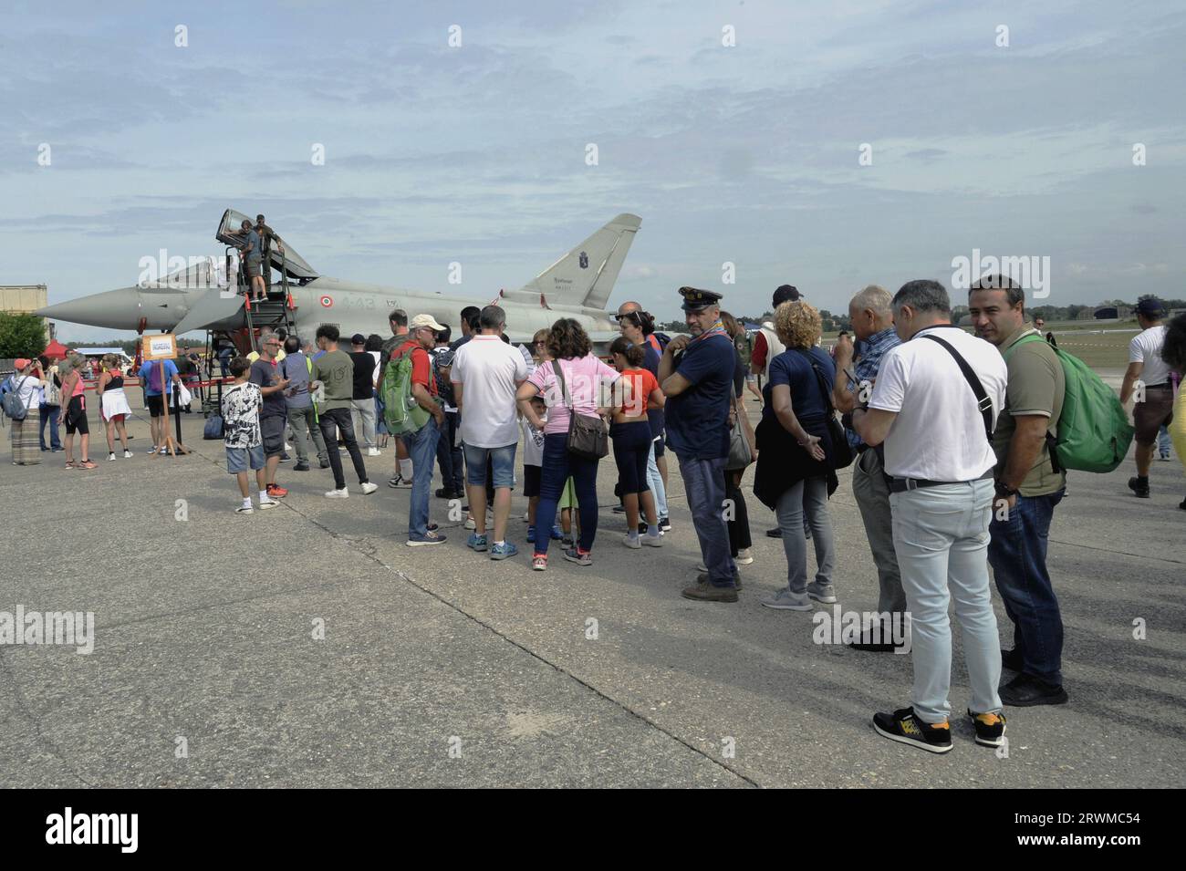 - Aeroporto militare Cameri (Novara), open day, visitatori in attesa di visitare la cabina di pilotaggio di un aereo da caccia Eurofighter Typhoon - aeroporto militare di Cameri (Novara), giornata porte aperte, visitatori in attesa di visitare la cabina di pilotaggio di un aereo da caccia Eurofighter Typhoon Foto Stock