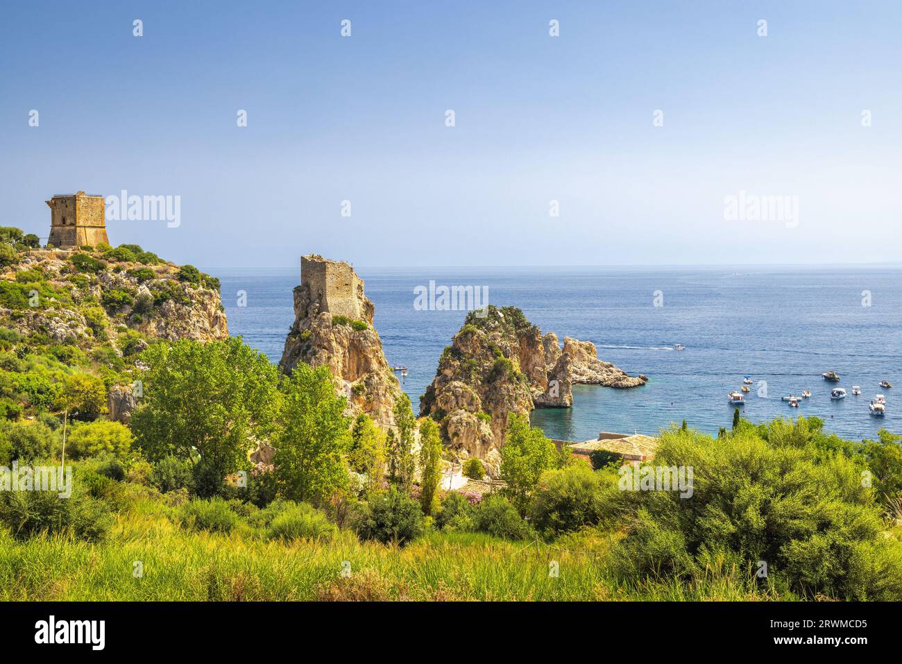 Faraglioni di Scopello - i faraglioni di Scopello, cime rocciose in mare vicino alla città di Castellammare del Golfo nella Sicilia nord-occidentale, Italia, Europa. Foto Stock