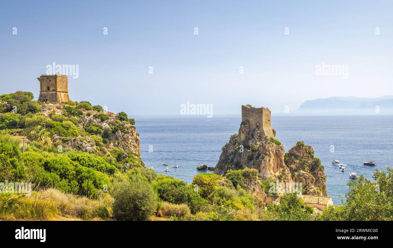 Torre di avvistamento con scogliere ai Faraglioni di Scopello vette rocciose in mare vicino alla città di Castellammare del Golfo nella Sicilia nord-occidentale, Italia, Europa. Foto Stock