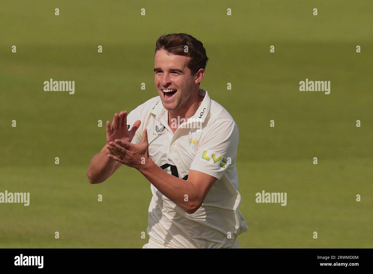 Londra, Regno Unito. 20 settembre 2023. Surrey's Tom Lawes festeggia dopo aver preso il wicket di Justin Broad mentre Surrey affronta il Northamptonshire nel County Championship al Kia Oval, giorno due. Credito: David Rowe/Alamy Live News Foto Stock