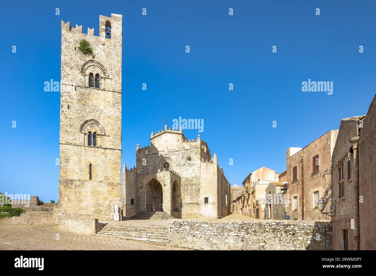 Cattedrale di Erice con campanile, città storica nella Sicilia nord-occidentale vicino a Trapani, Italia, Europa. Foto Stock