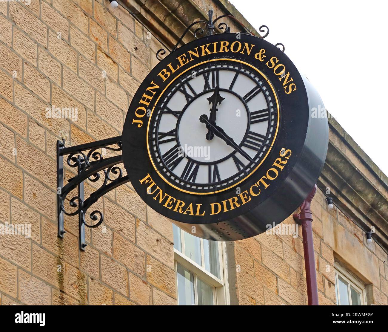 I direttori funebri Roman numerals clock, John Blenkiron & Sons, 19 Galgate, Barnard Castle, County Durham, Inghilterra, REGNO UNITO, DL12 8EQ Foto Stock