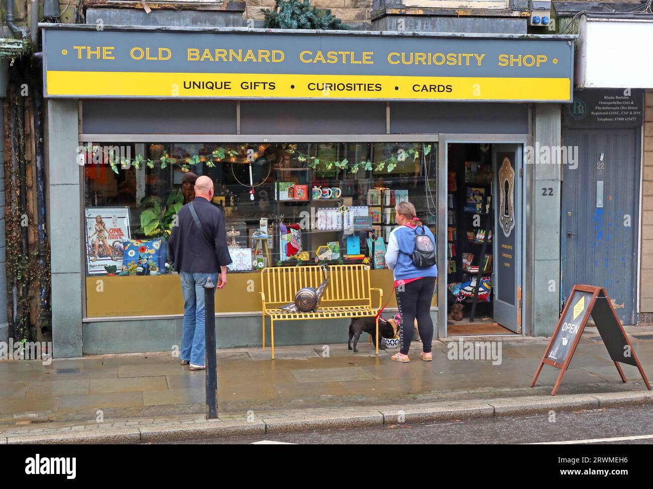 Il vecchio Barnard Castle Curiosity Shop, regali unici, curiosità, carte, al 22 Horse Market, Barnard Castle, County Durham, Inghilterra, DL12 8LZ Foto Stock