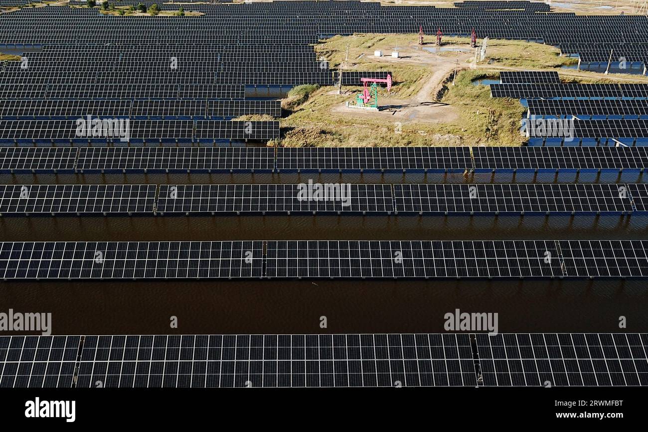 (230920) -- DAQING, 20 settembre 2023 (Xinhua) -- questa foto aerea scattata il 19 settembre 2023 mostra parte della centrale fotovoltaica di superficie dell'acqua di Xinghuo del giacimento petrolchimico di Daqing sotto PetroChina a Daqing, nella provincia di Heilongjiang nella Cina nordorientale. Questa centrale ha una capacità installata di 18,73 megawatt e la sua produzione media annua di elettricità è equivalente a quella prodotta bruciando 8400 tonnellate di carbone standard, che a sua volta riduce le emissioni di anidride carbonica di 22.000 tonnellate. La stazione ha prodotto 33 milioni di kWh di elettricità da quando è stata messa in funzione il 30 giugno 2022. (Xin Foto Stock