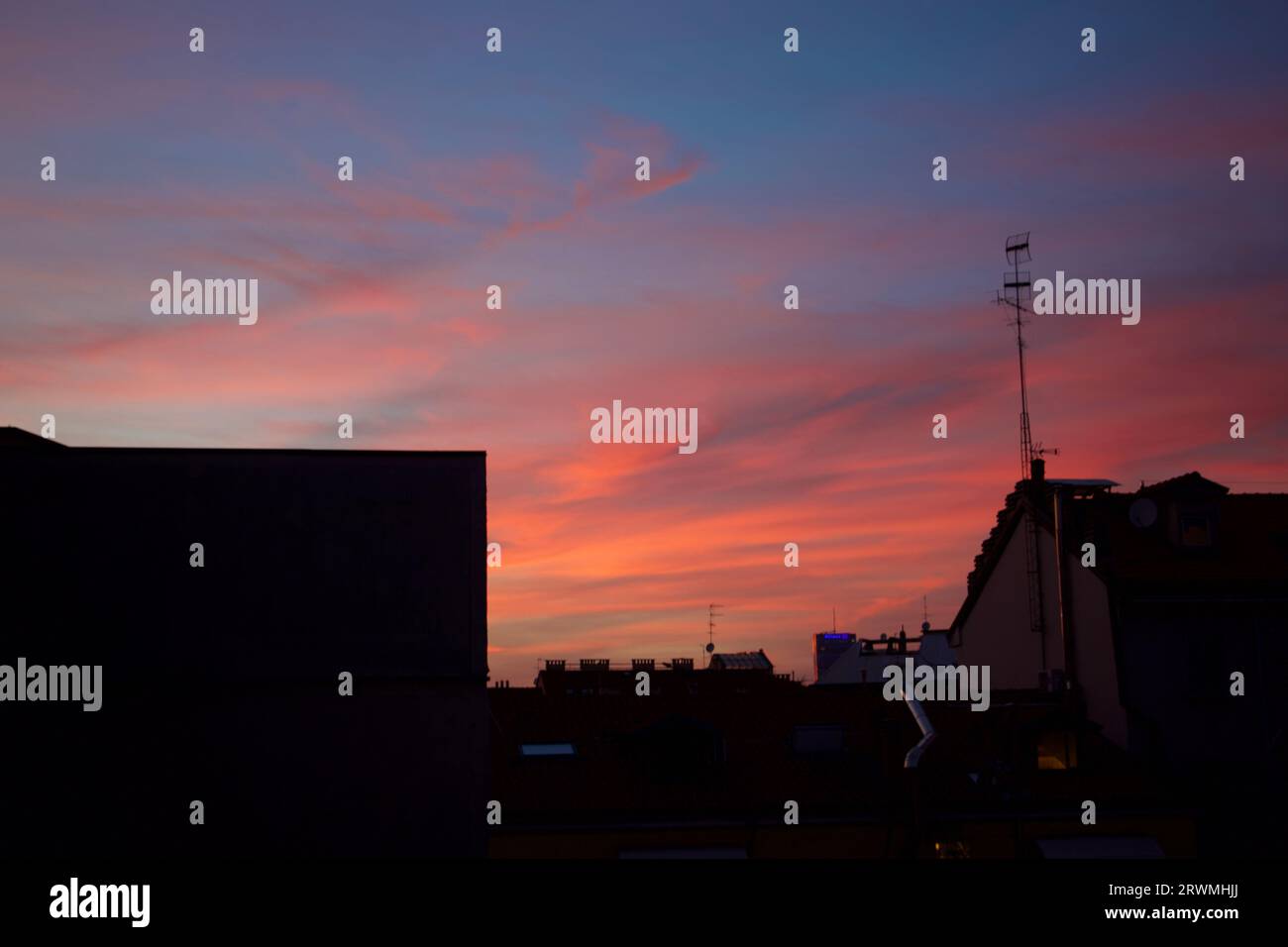 Splendido tramonto a Milano. Milano diventa rossa al tramonto, mentre il cielo abbraccia i suoi grattacieli con un'esposizione di colori mozzafiato. 🌆 Foto Stock