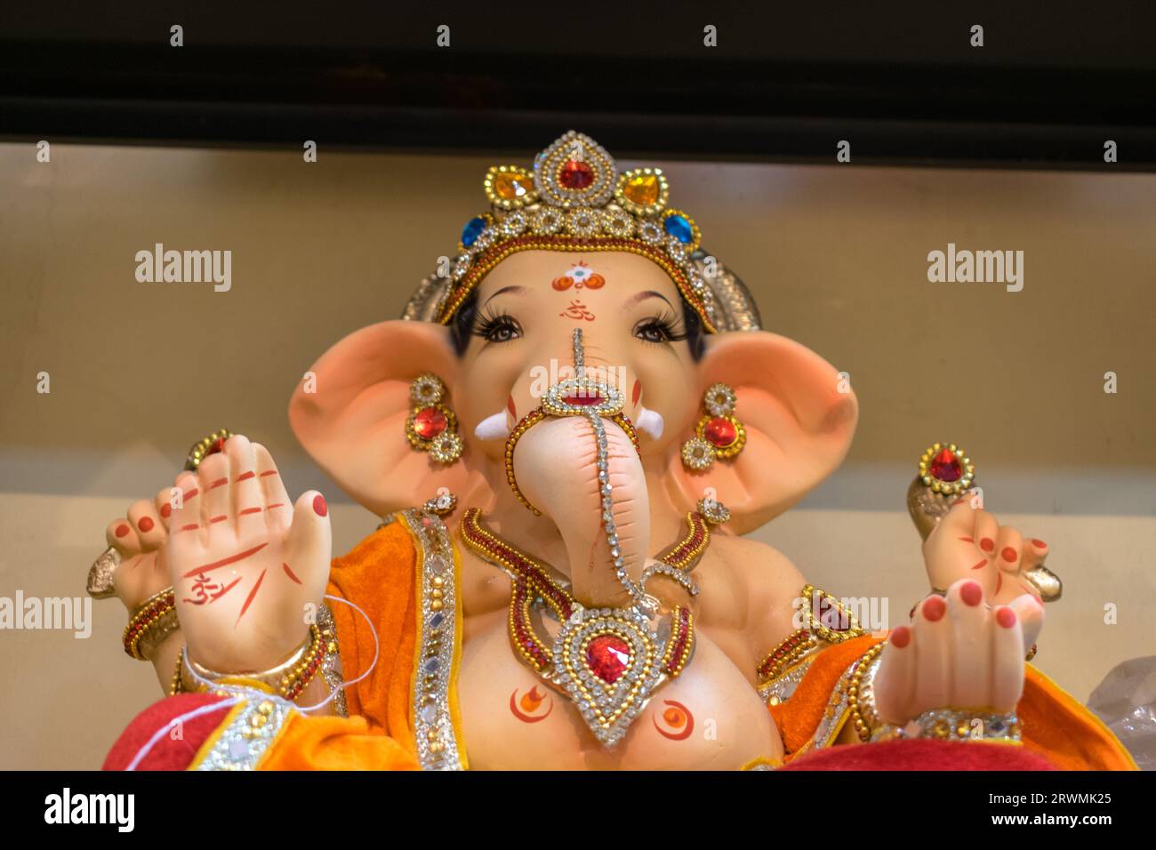 Un bellissimo idolo di Lord Ganpati in mostra in un laboratorio a Mumbai, India, per il festival di Ganesh Chaturthi Foto Stock