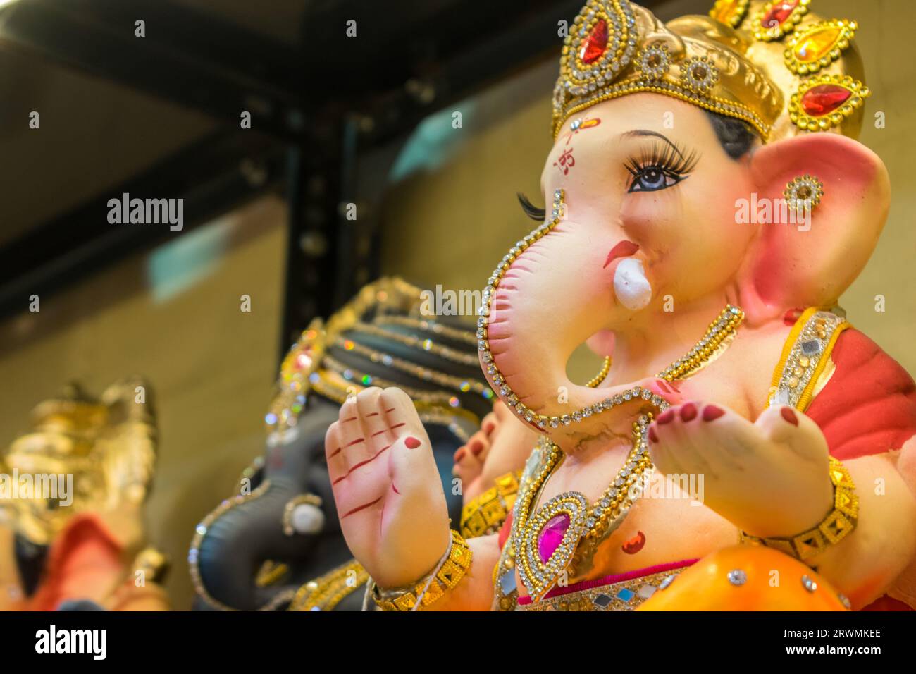 Molti bellissimi e colorati idoli del Signore Ganpati in mostra in un laboratorio a Mumbai, India, per il festival di Ganesh Chaturthi Foto Stock