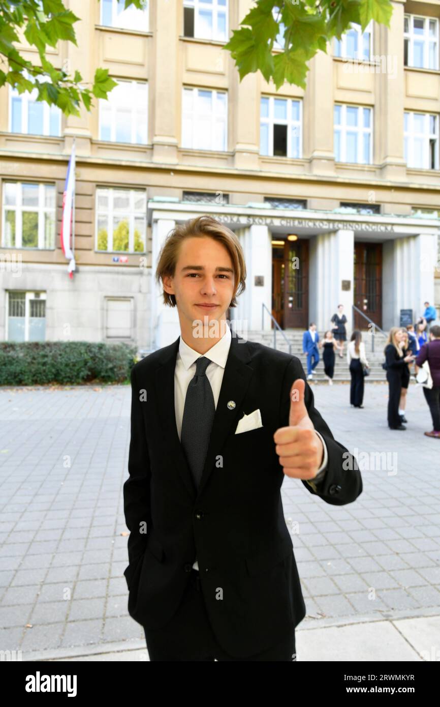 adolescente in costume nero il primo giorno all'università all'aperto Foto Stock