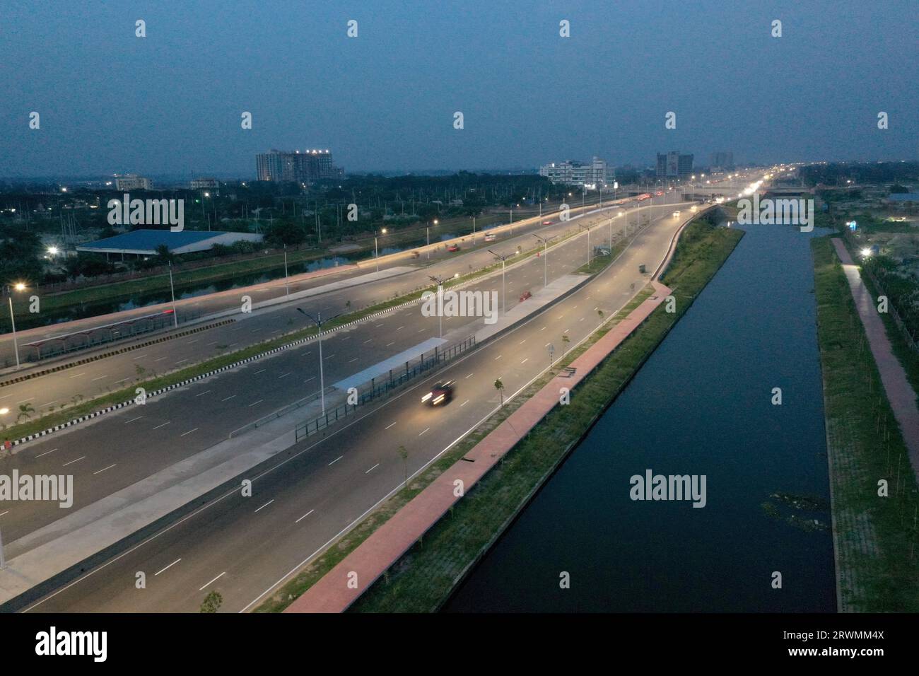 Dhaka, Bangladesh - 17 settembre 2023: La Purbachal Expressway (300 piedi di strada) è una superstrada lunga 12,5 chilometri e larga otto corsie a Dacca, Ban Foto Stock