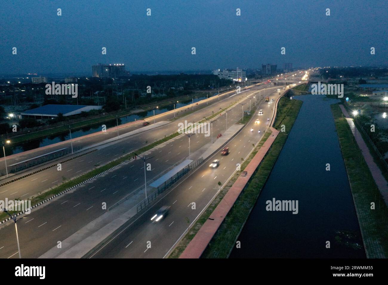 Dhaka, Bangladesh - 17 settembre 2023: La Purbachal Expressway (300 piedi di strada) è una superstrada lunga 12,5 chilometri e larga otto corsie a Dacca, Ban Foto Stock