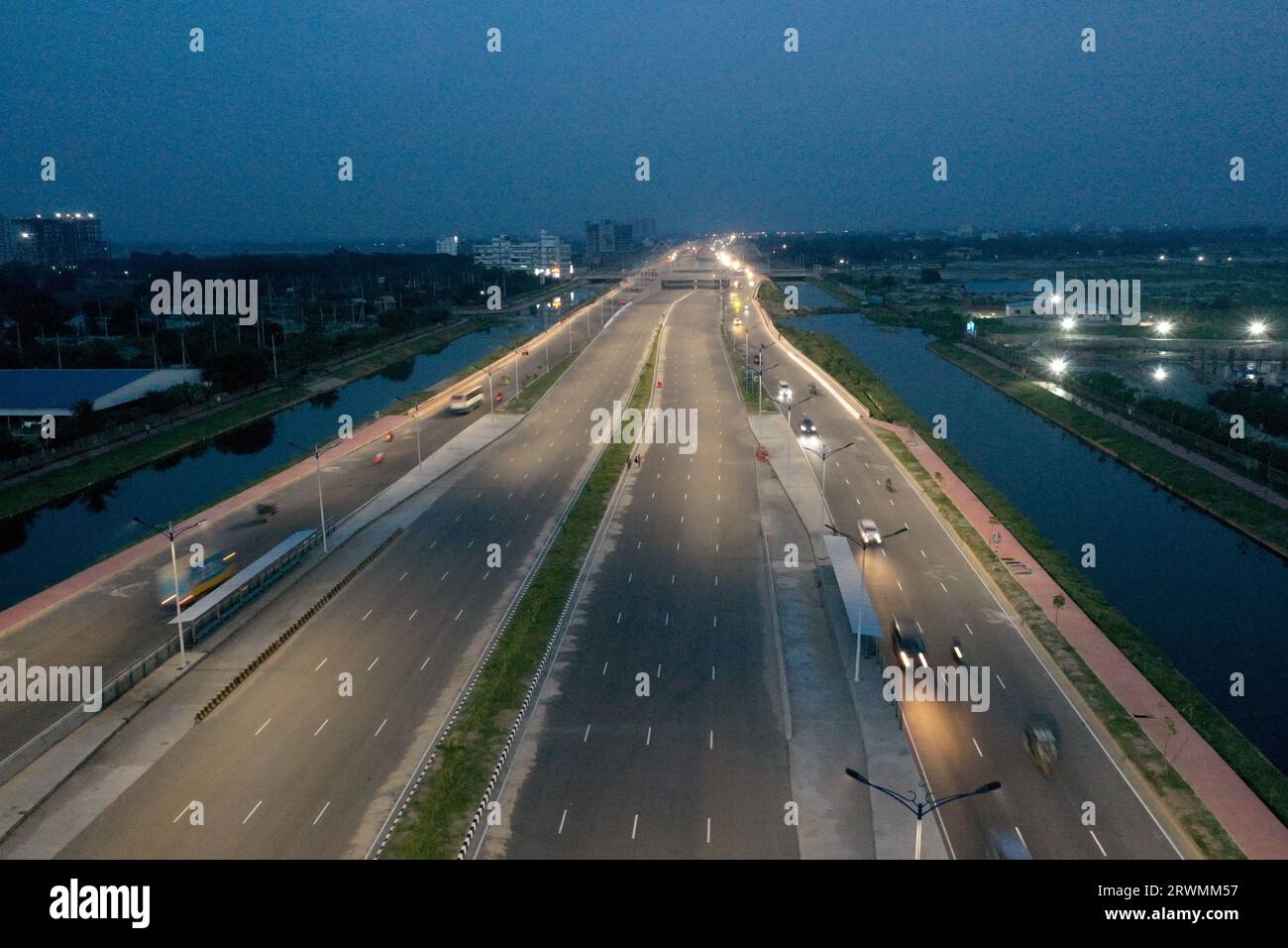Dhaka, Bangladesh - 17 settembre 2023: La Purbachal Expressway (300 piedi di strada) è una superstrada lunga 12,5 chilometri e larga otto corsie a Dacca, Ban Foto Stock