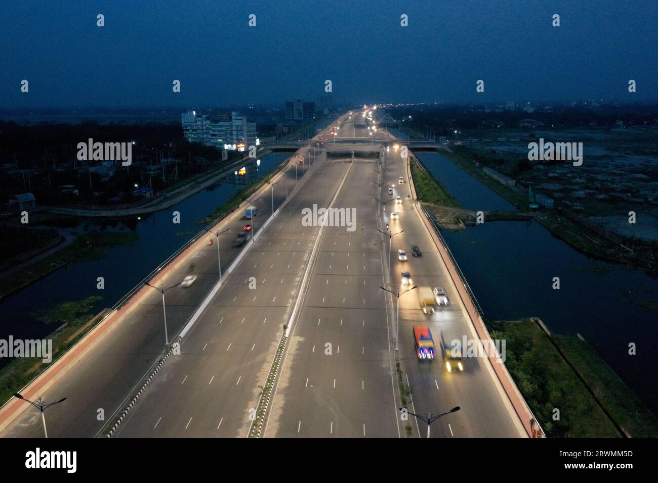 Dhaka, Bangladesh - 17 settembre 2023: La Purbachal Expressway (300 piedi di strada) è una superstrada lunga 12,5 chilometri e larga otto corsie a Dacca, Ban Foto Stock