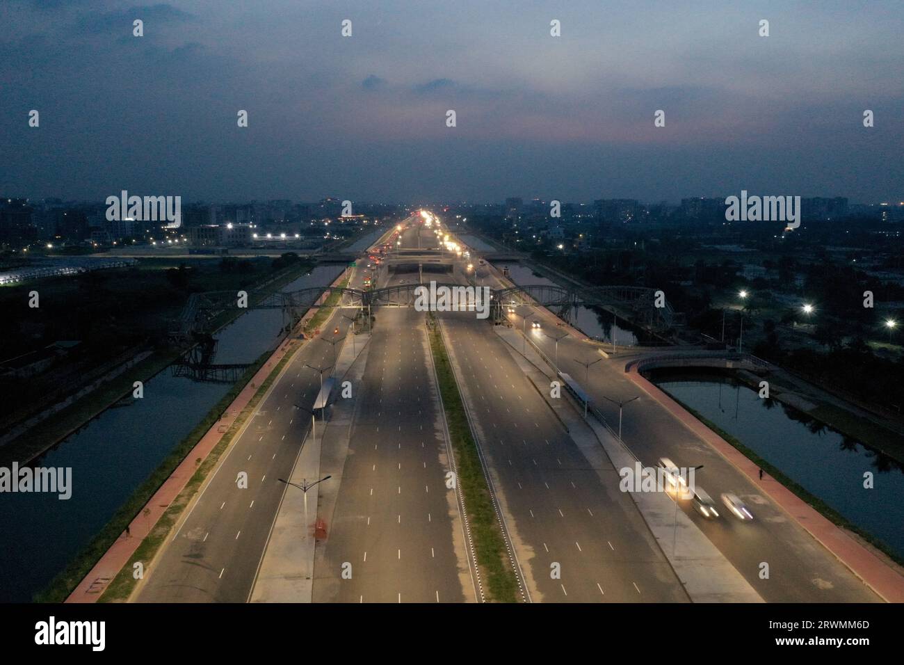 Dhaka, Bangladesh - 17 settembre 2023: La Purbachal Expressway (300 piedi di strada) è una superstrada lunga 12,5 chilometri e larga otto corsie a Dacca, Ban Foto Stock