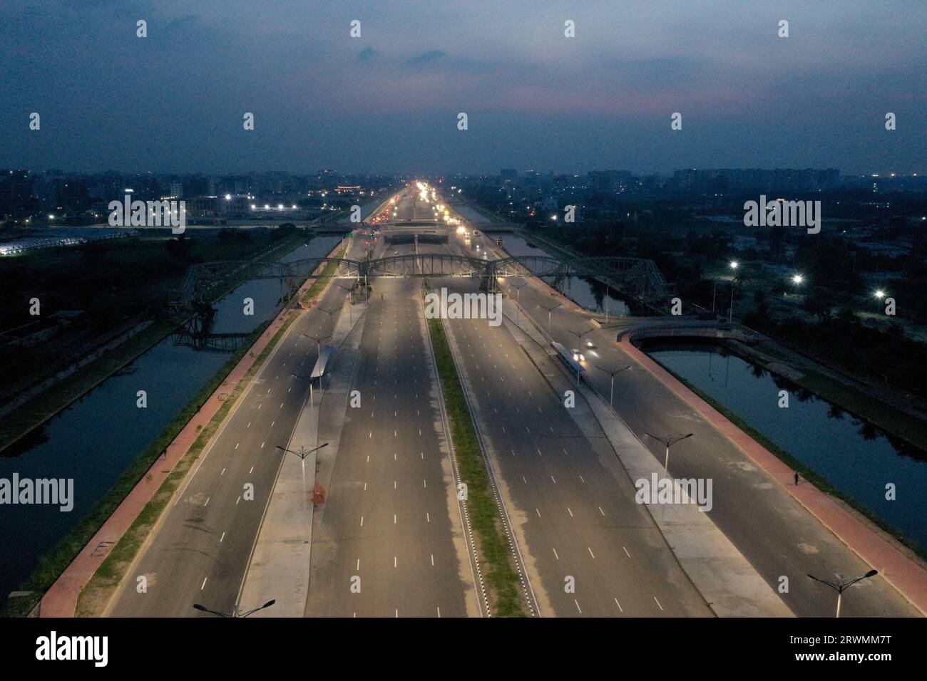 Dhaka, Bangladesh - 17 settembre 2023: La Purbachal Expressway (300 piedi di strada) è una superstrada lunga 12,5 chilometri e larga otto corsie a Dacca, Ban Foto Stock