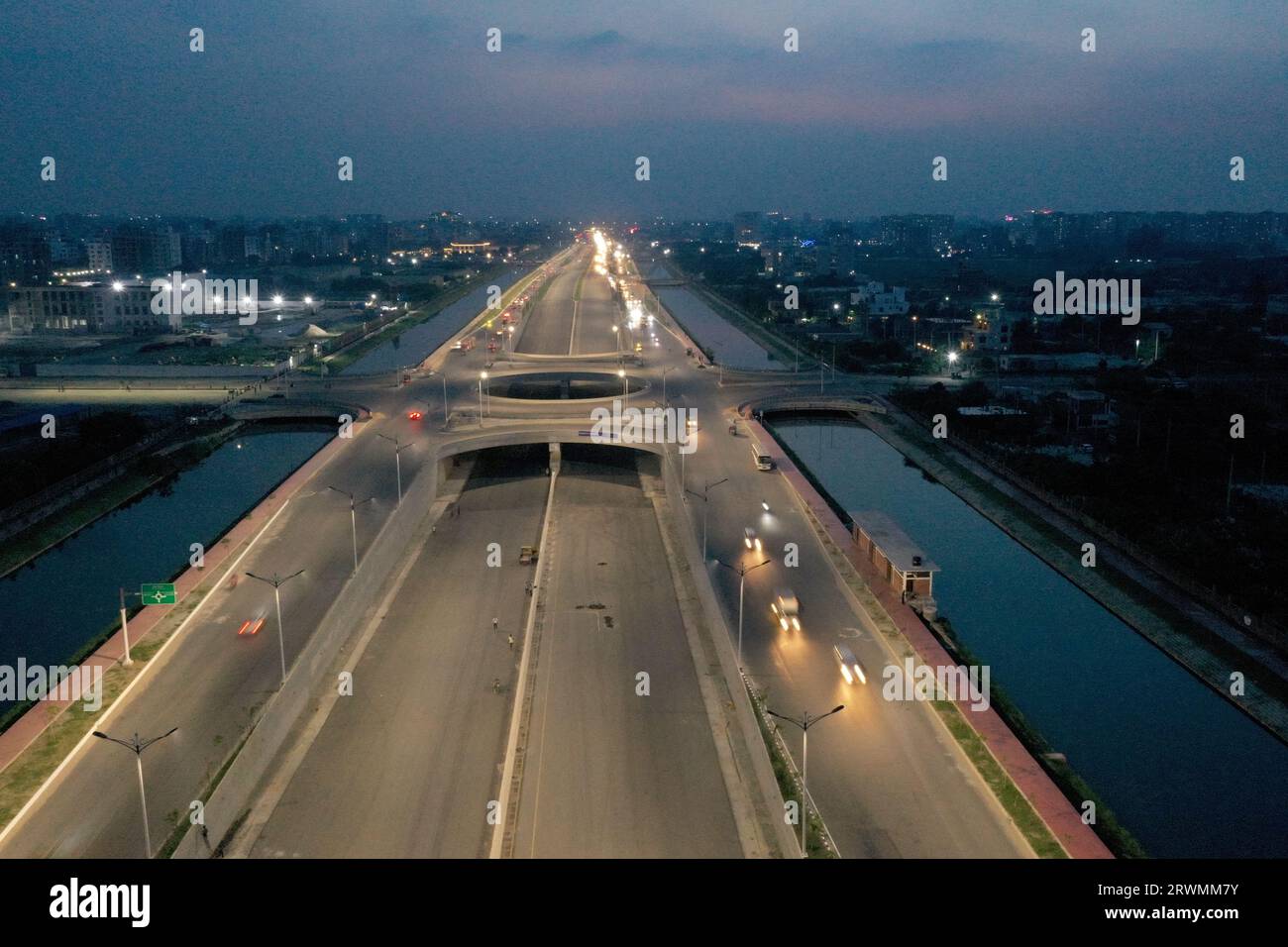 Dhaka, Bangladesh - 17 settembre 2023: La Purbachal Expressway (300 piedi di strada) è una superstrada lunga 12,5 chilometri e larga otto corsie a Dacca, Ban Foto Stock