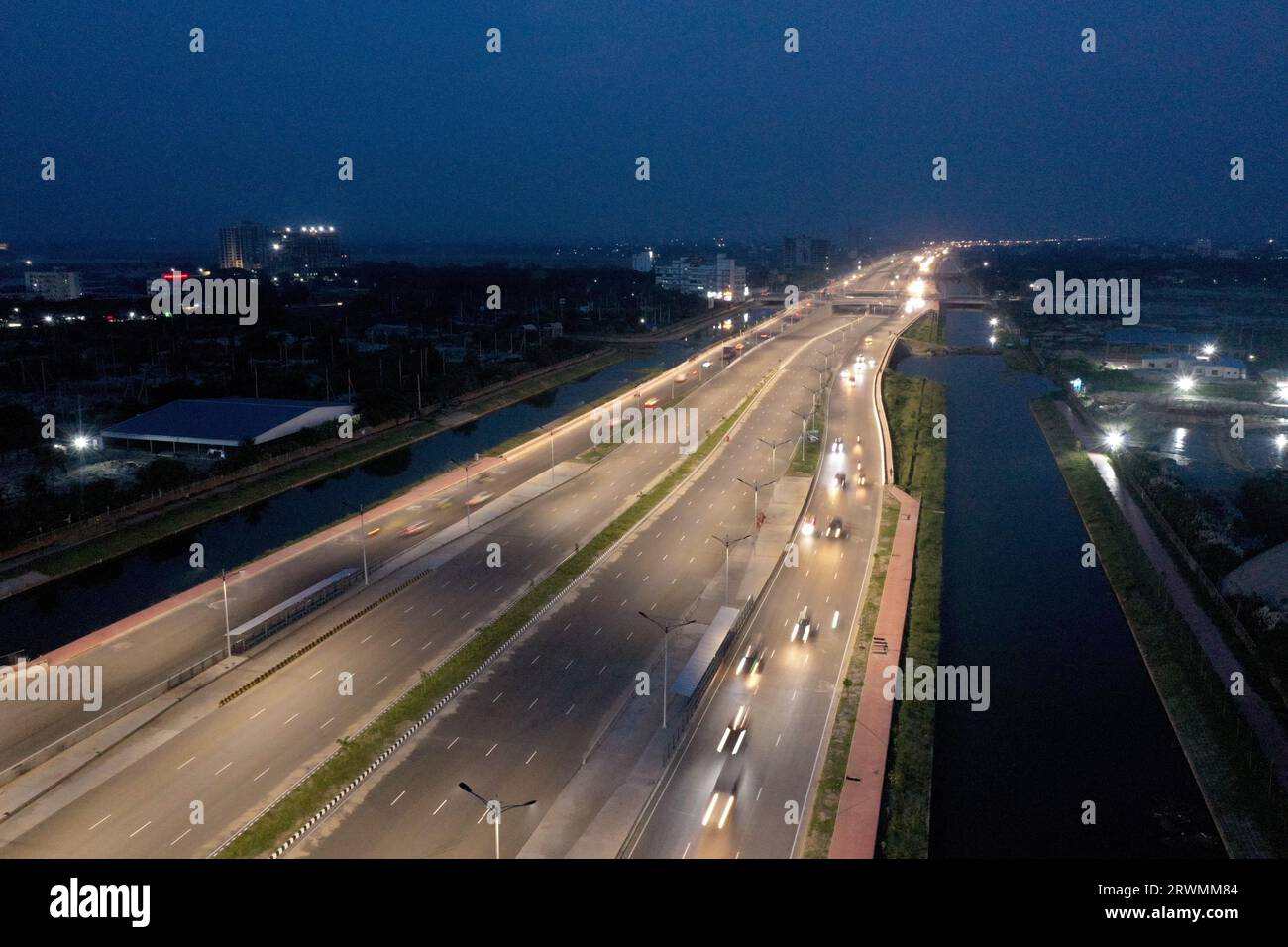 Dhaka, Bangladesh - 17 settembre 2023: La Purbachal Expressway (300 piedi di strada) è una superstrada lunga 12,5 chilometri e larga otto corsie a Dacca, Ban Foto Stock
