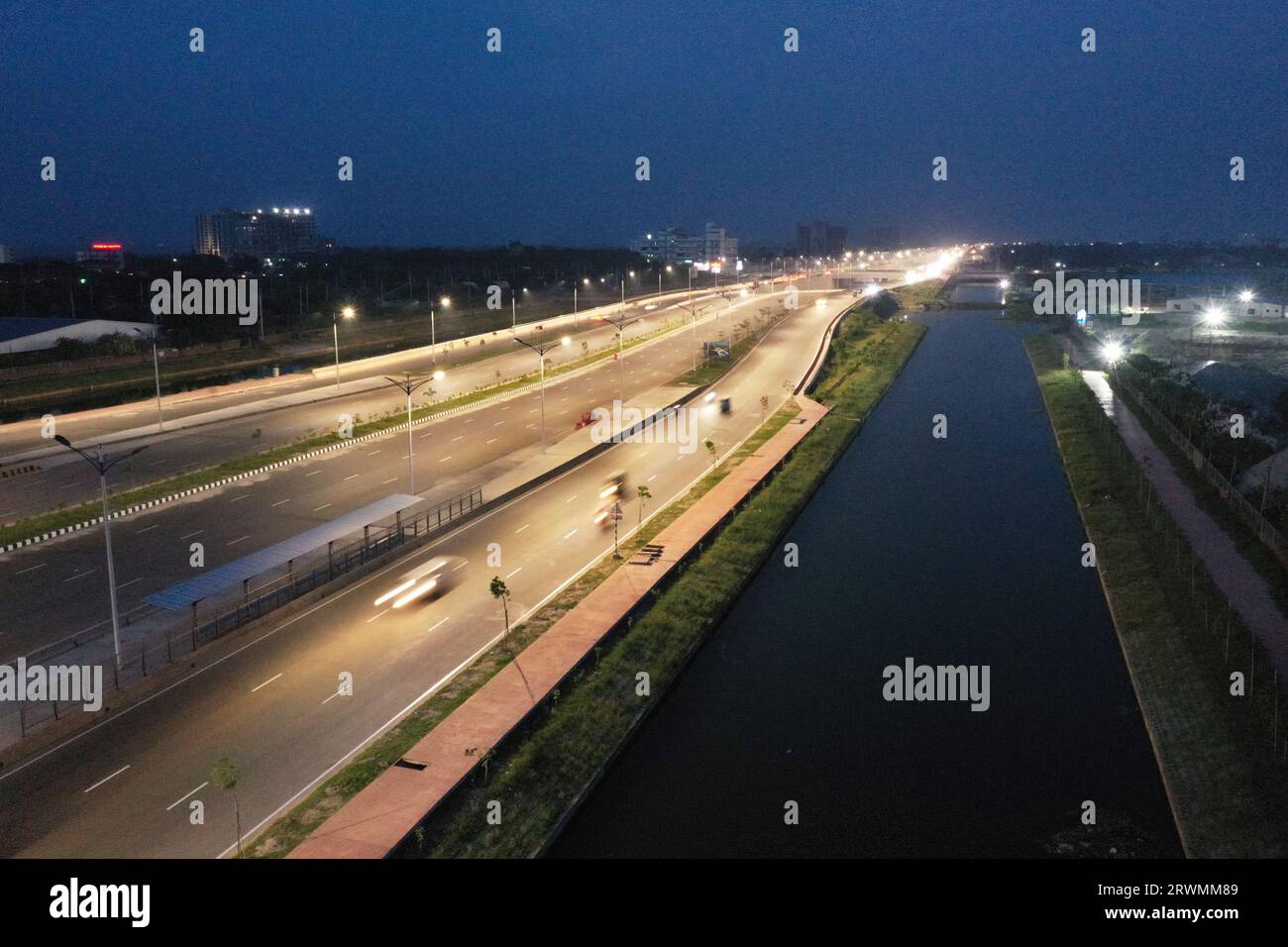 Dhaka, Bangladesh - 17 settembre 2023: La Purbachal Expressway (300 piedi di strada) è una superstrada lunga 12,5 chilometri e larga otto corsie a Dacca, Ban Foto Stock