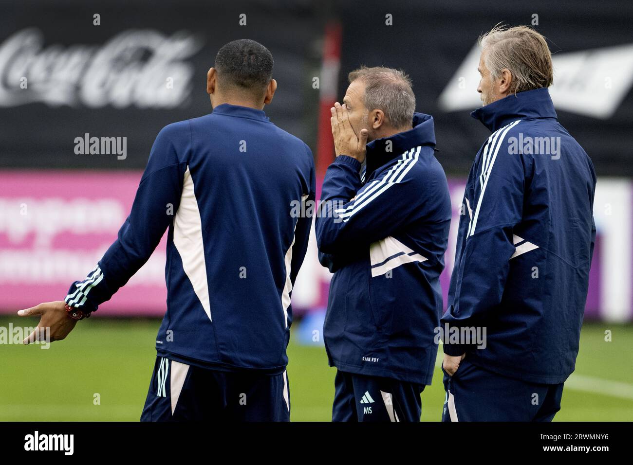 AMSTERDAM - Maurice Steijn, con Hedwiges M <aduro en Richard Witschge tijdens een trainingssessie van Ajax Amsterdam in aanloop naar het Europa League duel tegen Olympique Marseille op sportcomplex De Toekomst op 20 settembre 2023 ad Amsterdam, Nederland. ANP OLAF KRAAK Foto Stock