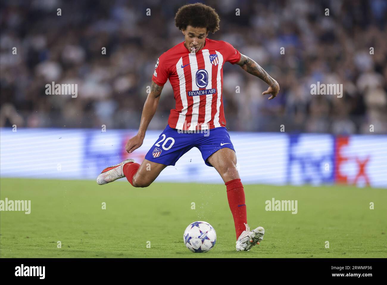 Roma, Italia. 19 settembre 2023. Il centrocampista belga dell'Atletico Madrid Axel Witsel controlla la palla durante la partita di UEFA Champions League SS Lazio vs Atletico Madrid all'Olimpico Stadium il 19 settembre 2023, a Roma. Credito: Agenzia fotografica indipendente/Alamy Live News Foto Stock