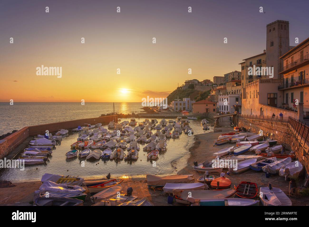Barche nella Marina di Piombino al tramonto. Maremma, regione Toscana, Italia Foto Stock