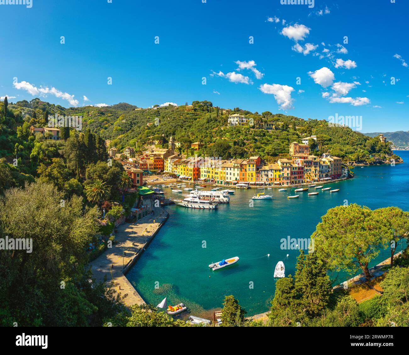 Magnifica vista di Portofino destinazione turistica di lusso. Villaggio, yacht e barche nel porticciolo. Regione Liguria, Italia Foto Stock