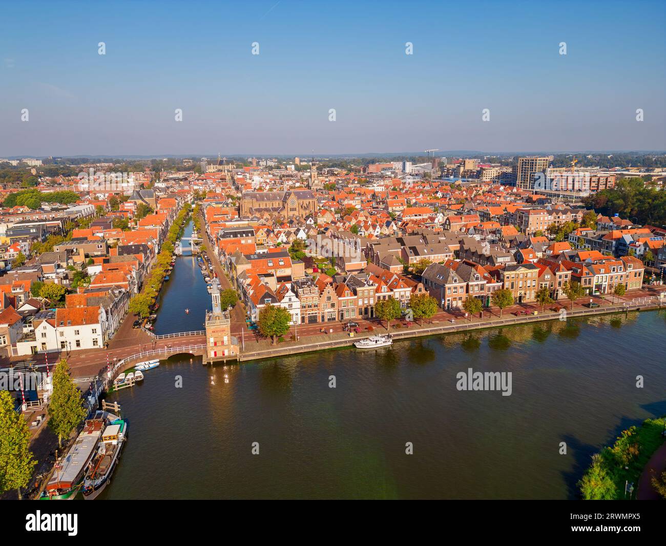 Punto di vista a droni ad angolo elevato sui canali nel centro della città di Alkmaar, Olanda settentrionale, Paesi Bassi, il giorno estivo di settembre Foto Stock