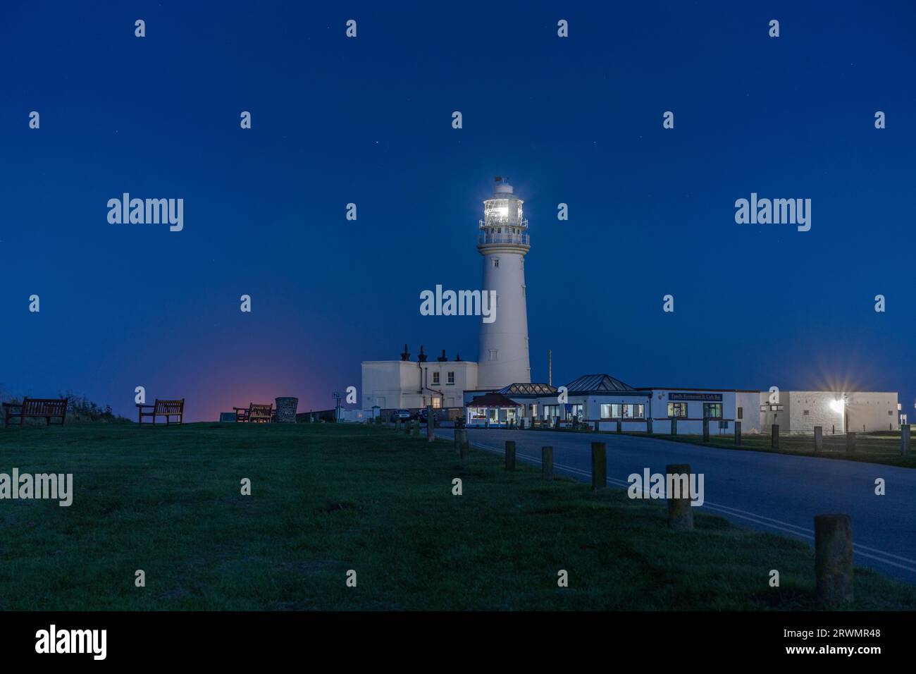 Faro di Flamborough di notte dotato di due luci a LED che lampeggiano e si spengono. Foto Stock