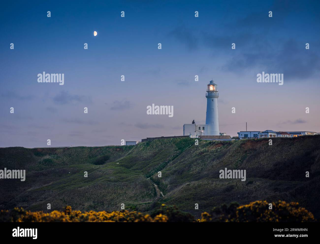 Faro di Flamborough al crepuscolo (prima del 2022), subito dopo l'accensione della luce, pronto per la notte. Foto Stock