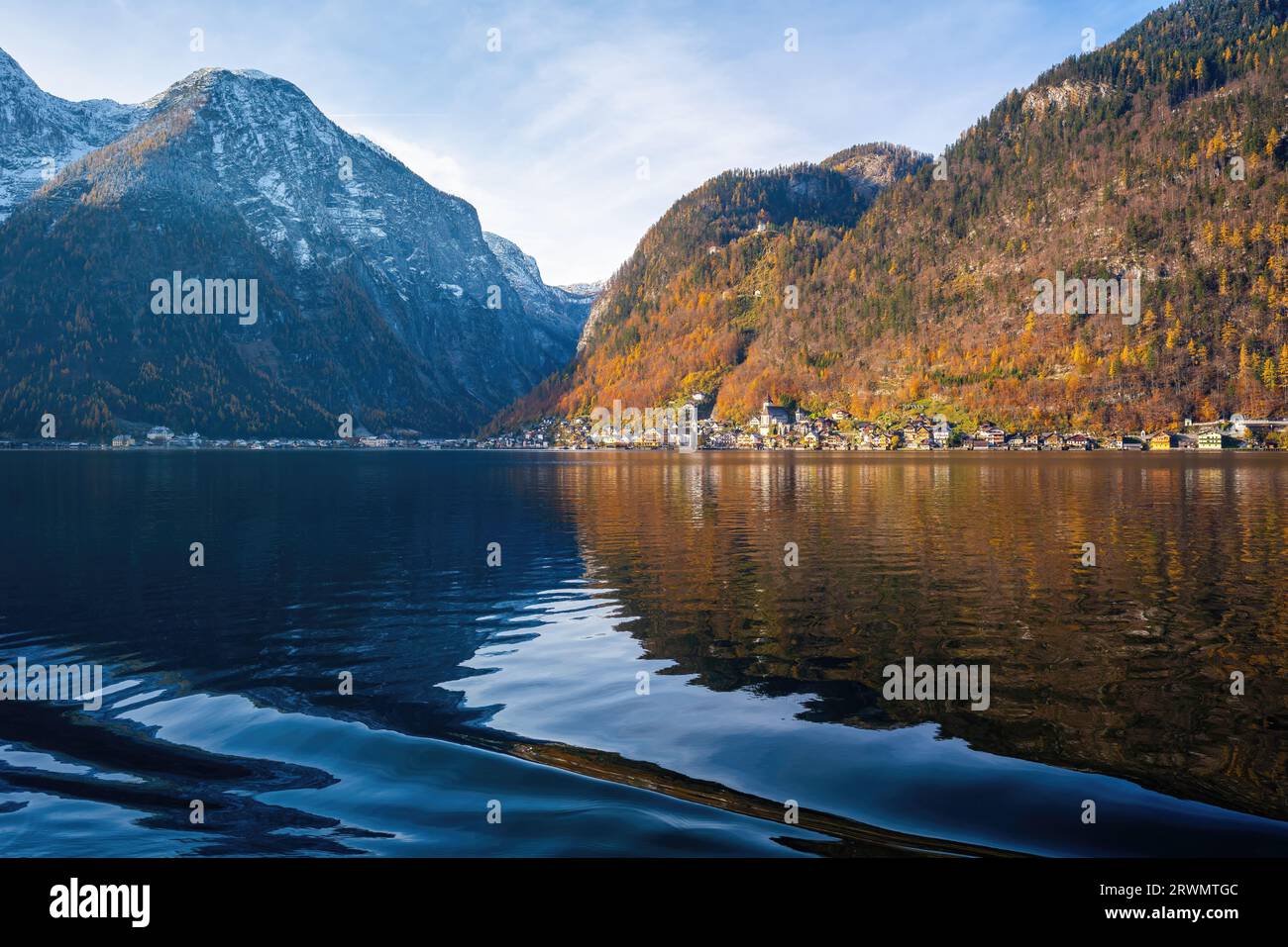 Vista sul lago Hallstatt e sulla città con le Alpi - Hallstatt, Austria Foto Stock