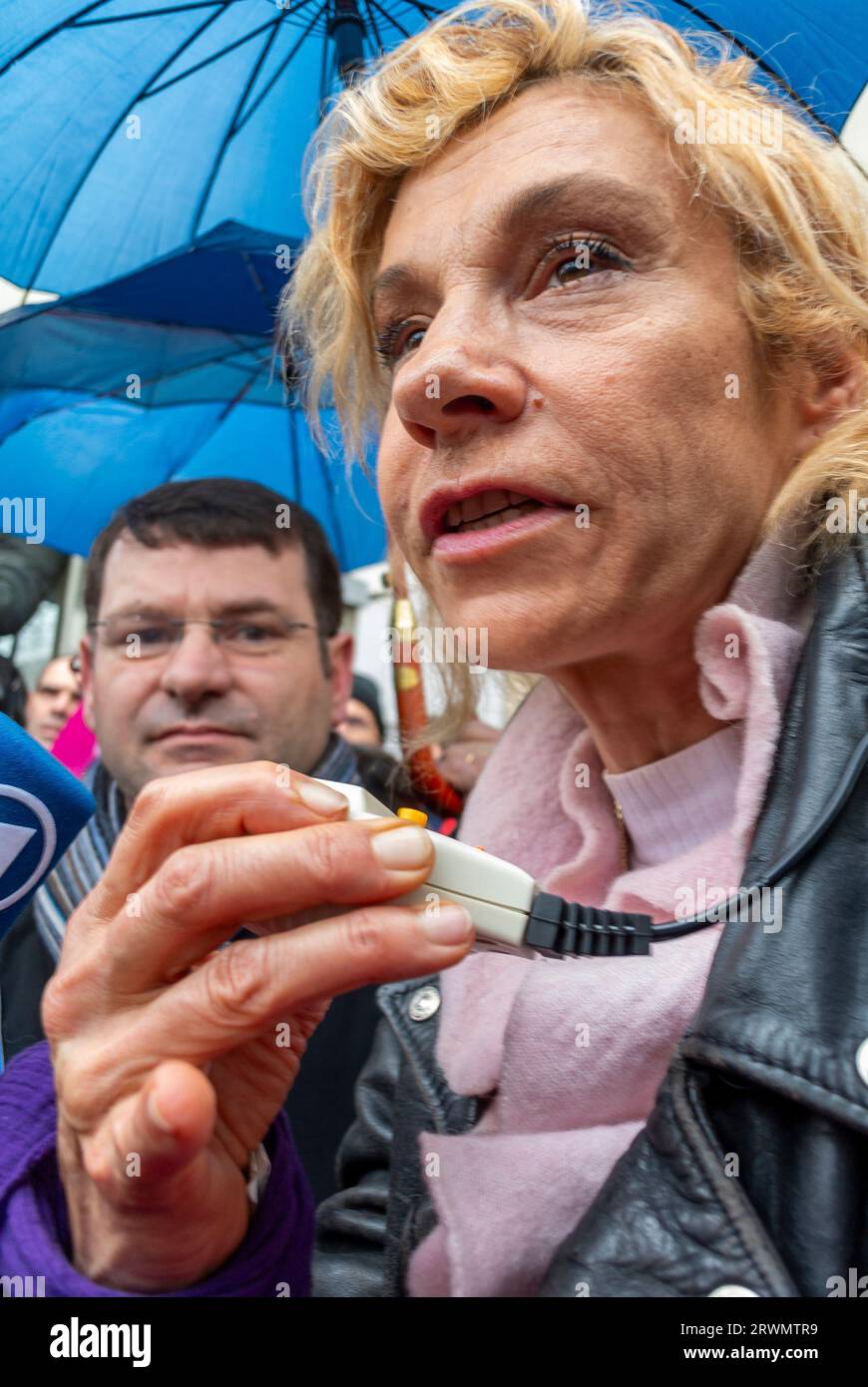 Parigi, Francia, Ritratto, capo matrimonio anti-gay, destra 'Frigide Barjot', alla Public Demonstration, con Megaphone, che fa il discorso alla folla fuori da Street, 2013 Foto Stock