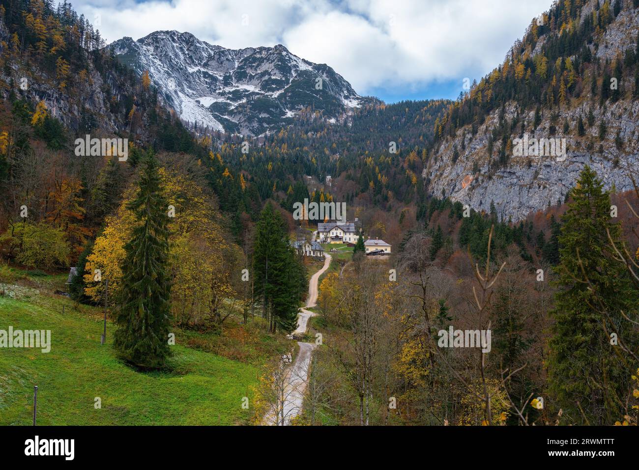 Alta valle con miniere di sale di Hallstatt e vista sulle montagne di Plassen sulle Alpi - Hallstatt, Austria Foto Stock