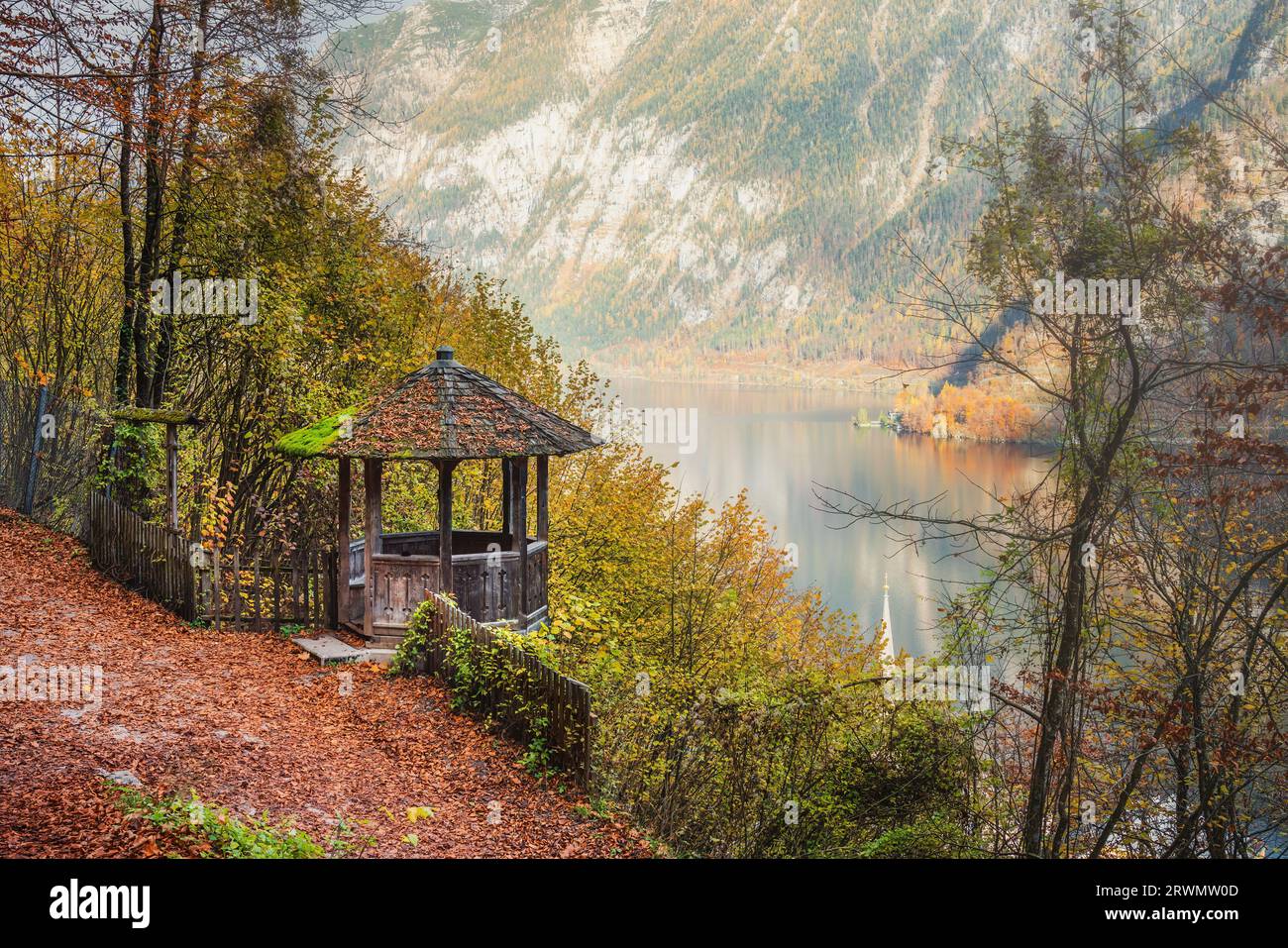 Punto panoramico sul sentiero panoramico con splendido gazebo in legno e vista sul lago di Hallstatt e sulle Alpi - Hallstatt, Austria Foto Stock Punto panoramico sul sentiero panoramico con splendido gazebo in legno e vista sul lago di Hallstatt e sulle Alpi - Hallstatt, Austria Foto Stock