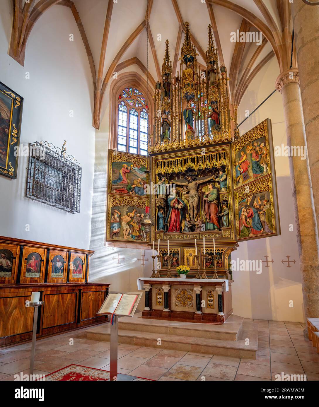 Altare a croce neogotico presso la chiesa cattolica interna di Hallstatt, Austria Foto Stock