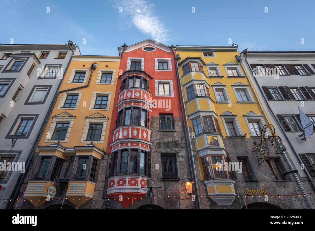 Facciate colorate della città vecchia di Innsbruck - Innsbruck, Austria Foto Stock