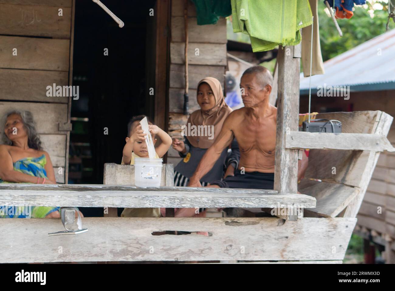 Uno dei ritratti della semplicità degli abitanti del villaggio che vivono nel villaggio interno di Batulappa, Pinrang Indonesia, 21 settembre 2023 Foto Stock