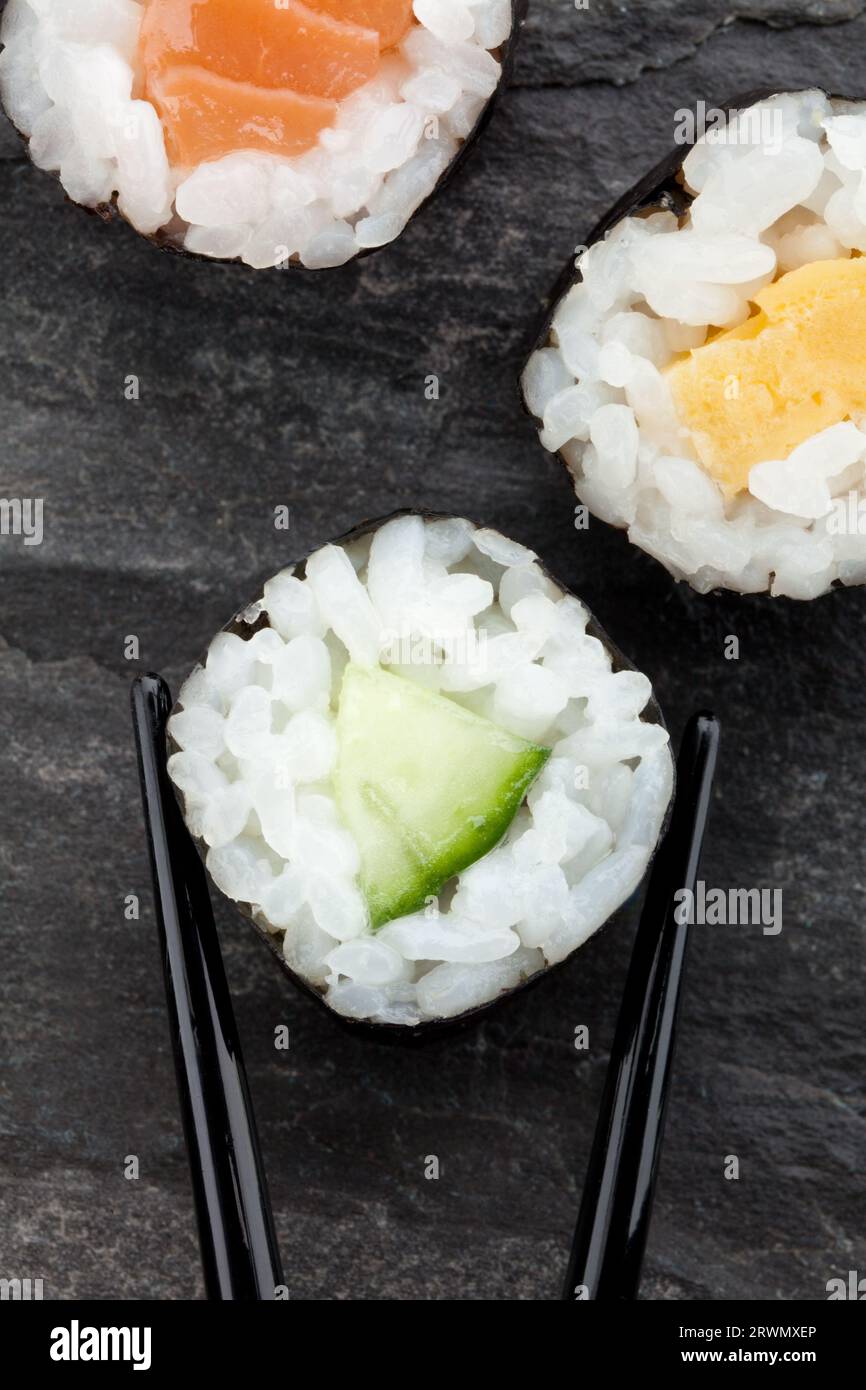 Sushi da vicino con i bastoncini Foto Stock