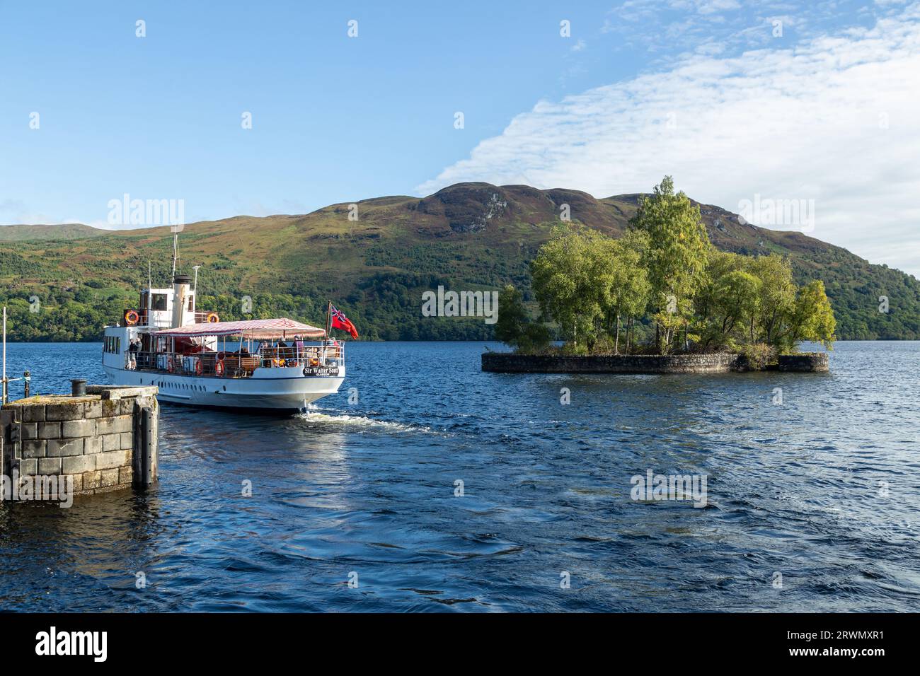 Loch Katrine e la storica nave a vapore Sir Walter Scott Loch Lomond e il Trossachs National Park, Stirling, Scozia Foto Stock