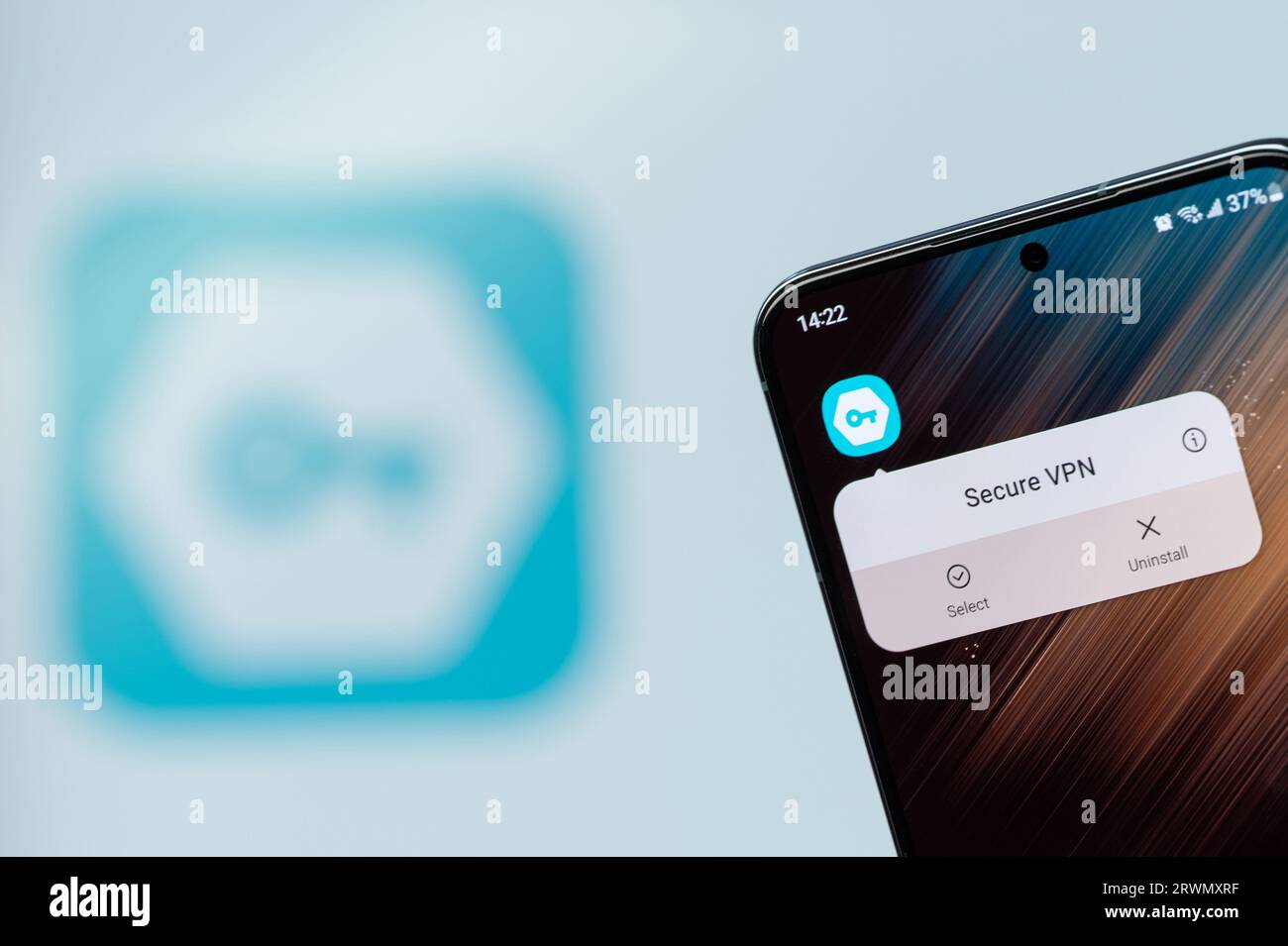 New York, USA - 20 agosto 2023: Opzioni dell'app Secure VPN sullo schermo dello smartphone primo piano con sfondo sfocato del logo Foto Stock